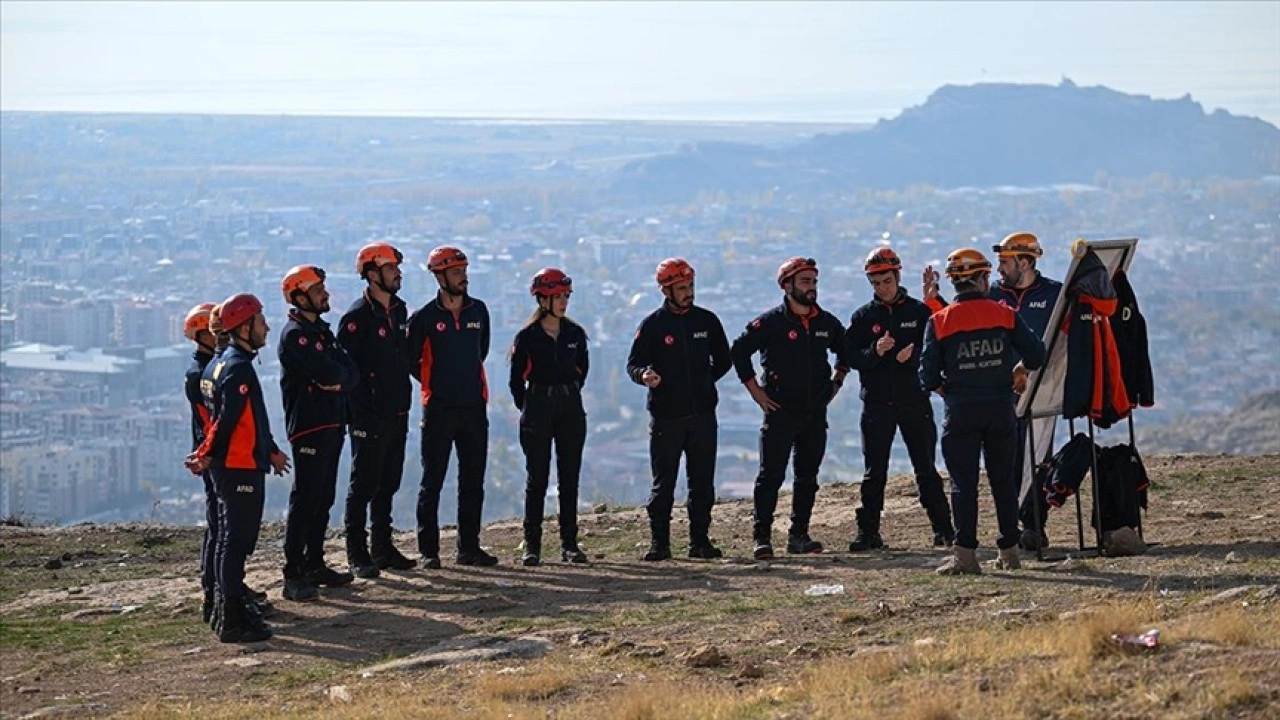 AFAD'ın yeni arama kurtarma ekipleri, göreve zorlu eğitimlerle hazırlanıyor