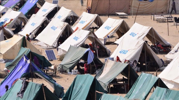 AFAD, kurduğu çadırlarla Pakistanlı selzedelere gölge oldu