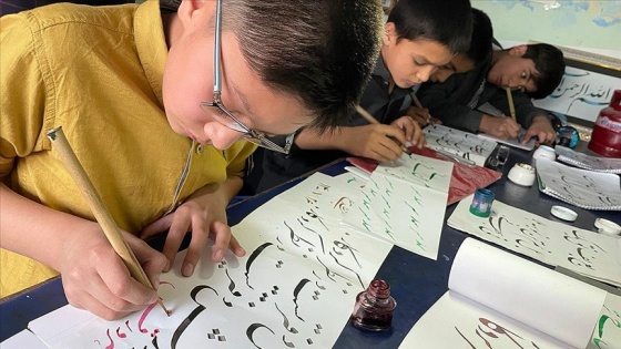 Afganistan'daki zorluklara rağmen küçük hattatlar sanattan vazgeçmiyor