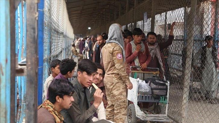 Afganistan-Pakistan sınırında ülkelerine dönen Afgan göçmenlerin yoğunluğu devam ediyor