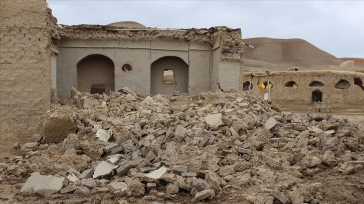 Afganistan'da 5,9 büyüklüğündeki depremde en az 255 kişi hayatını kaybetti