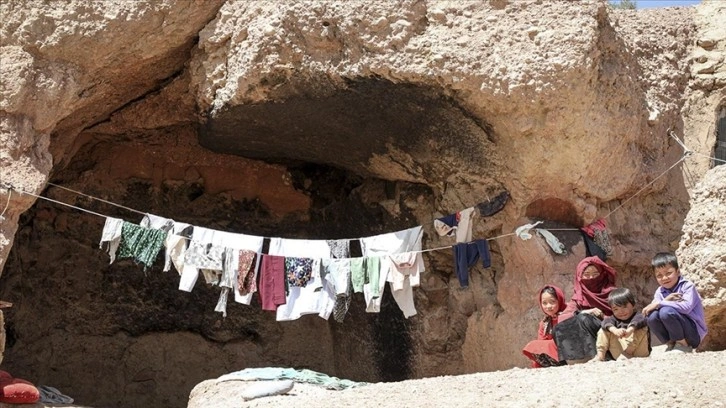 Afganistan'da binlerce aile mağaralarda yaşama mücadelesi veriyor