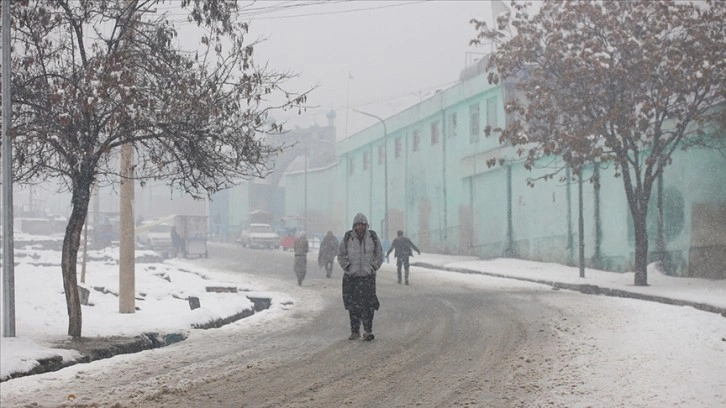 Afganistan'da olumsuz hava koşulları nedeniyle en az 60 kişi hayatını kaybetti