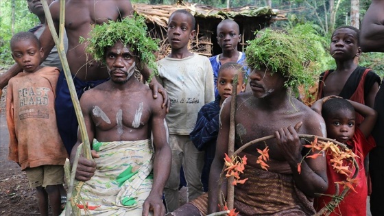 Afrika'nın en eski sakinlerinden Pigmeler binlerce yıllık ilkel yaşam tarzlarından vazgeçmiyor