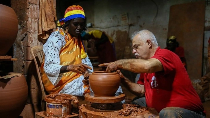 Afrikalı çömlekçiler, mesleğin modern tekniklerini Menemen'de öğreniyor