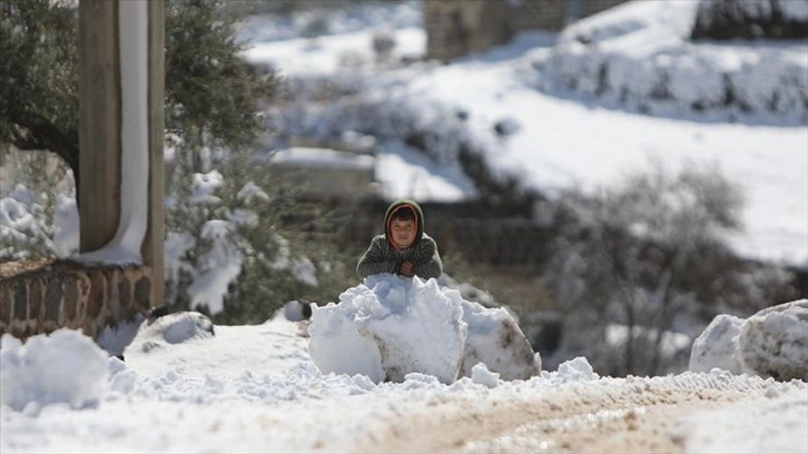 Afrin'in kuzeyi yılın ilk kar yağışıyla beyaza büründü