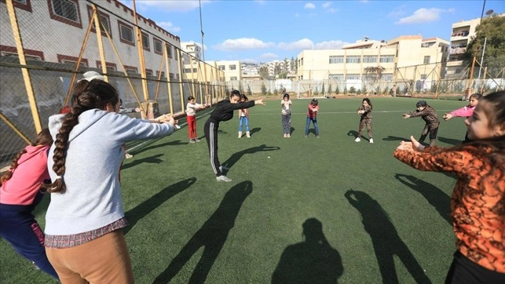 Afrinli kadın antrenör kız çocuklarından futbol takımı kurdu