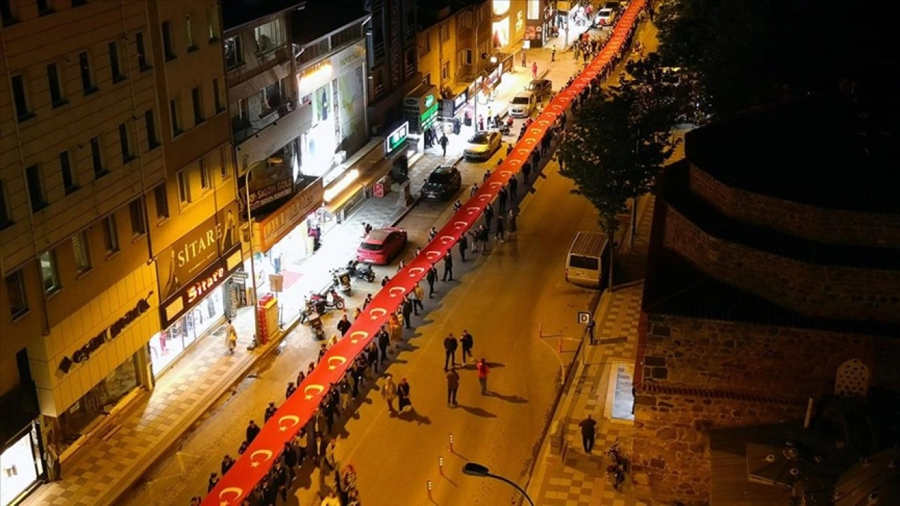 Afyonkarahisar'da 1000 metrelik Türk bayrağıyla 'Gençlik Yürüyüşü' yapıldı