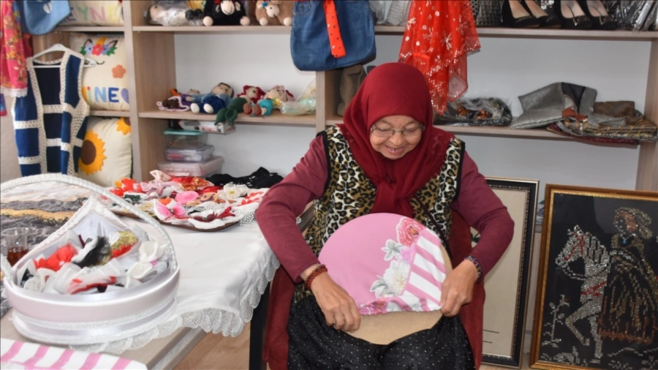 Afyonkarahisar'da kadınların atık malzemelerden yaptıkları ürünler gelire dönüşüyor