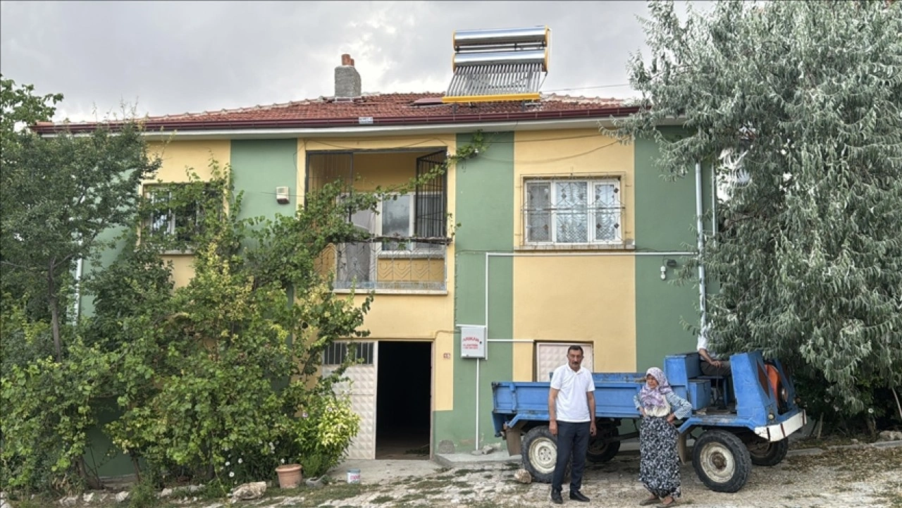 Afyonkarahisar'da yaşlı çift, iki katlı evini jandarmaya bağışladı