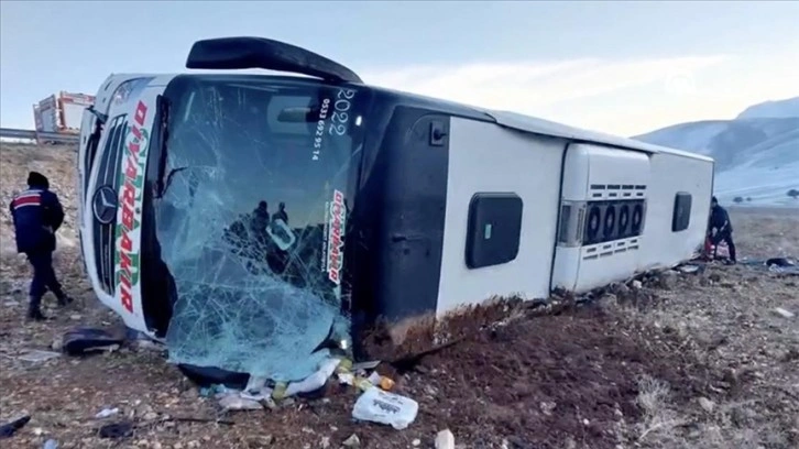 Afyonkarahisar'da yolcu otobüsü devrildi, 6 kişi öldü