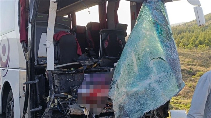 Afyonkarahisar'da yolcu otobüsü ile kamyonet çarpıştı, 17 kişi yaralandı