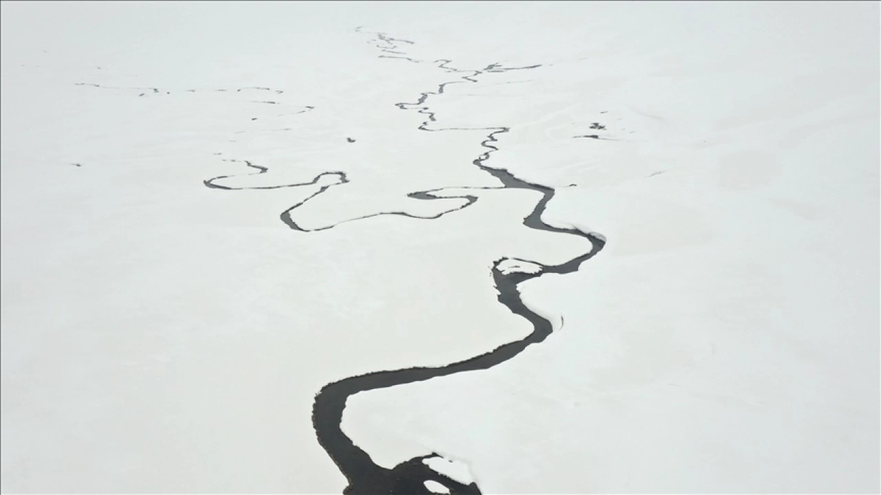 Ağrı'da karla kaplı menderesler havadan g&ouml;r&uuml;nt&uuml;lendi