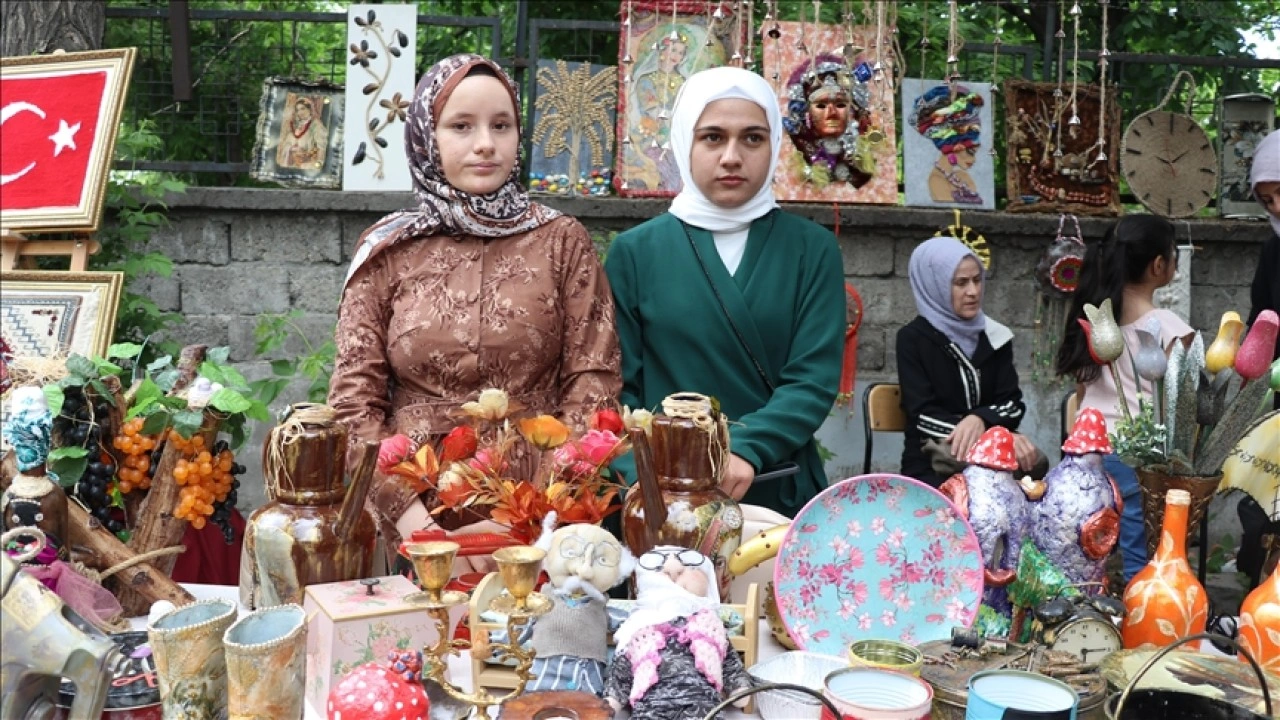 Ağrı'da kursiyer kadınların atık malzemelerden dönüştürdüğü el emeği ürünler sergilendi