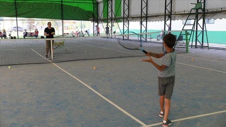 Ağrı Dağı eteklerindeki tenis kortlarında raket sesleri yankılanıyor