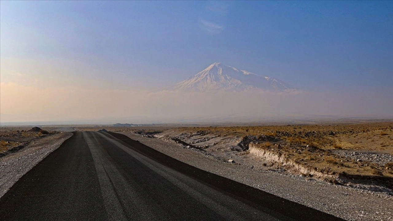 Ağrı Dağı'na yapılan 75 kilometrelik "turizm ve güvenlik yolu" tamamlandı