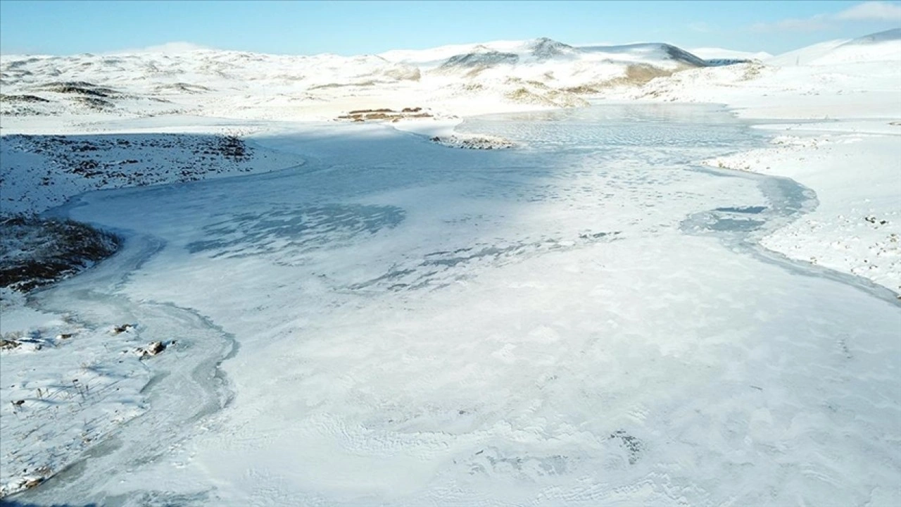 Ağrı'daki Derecek Barajı buzla kaplandı