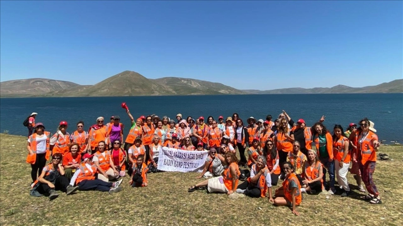 Ağrı'ya gelen kadınlar doğa harikası Balık Gölü'nü gezdi