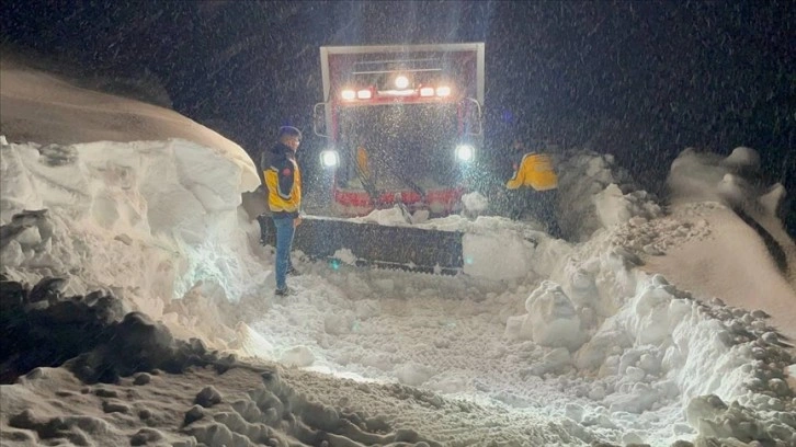 Ağrı'da sağlık ekipleri yolu kapanan mezradaki hasta için seferber oldu