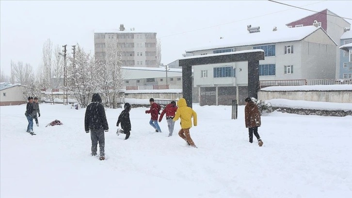 Ağrı'nın 5 ilçesinde kar sebebiyle köy okullarında eğitime ara verildi
