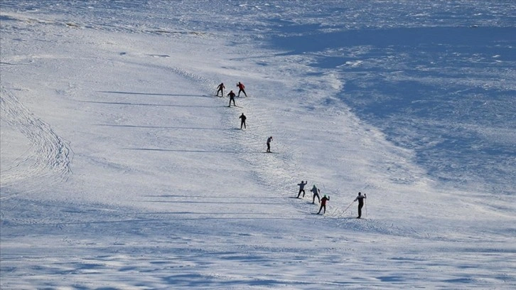 Ağrı'nın kayaklı koşu altyapı sporcuları Eleşkirt ilçesinde yarışlara hazırlanıyor