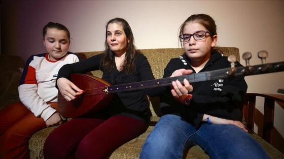 Ahizer öğretmen öğrencilerine &#039;gönül gözü&#039; ile müzik öğretiyor