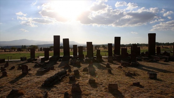 Ahlat Selçuklu Meydan Mezarlığı'nda çok sayıda çocuk mezarı tespit edildi