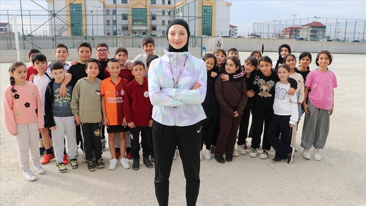 Ahsen öğretmen tekvandodaki şampiyonluklarıyla öğrencilerine örnek oluyor