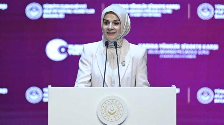 Aile ve Sosyal Hizmetler Bakanı Göktaş sanatçı Zerrin Özer'i Darülaceze'de ziyaret etti
