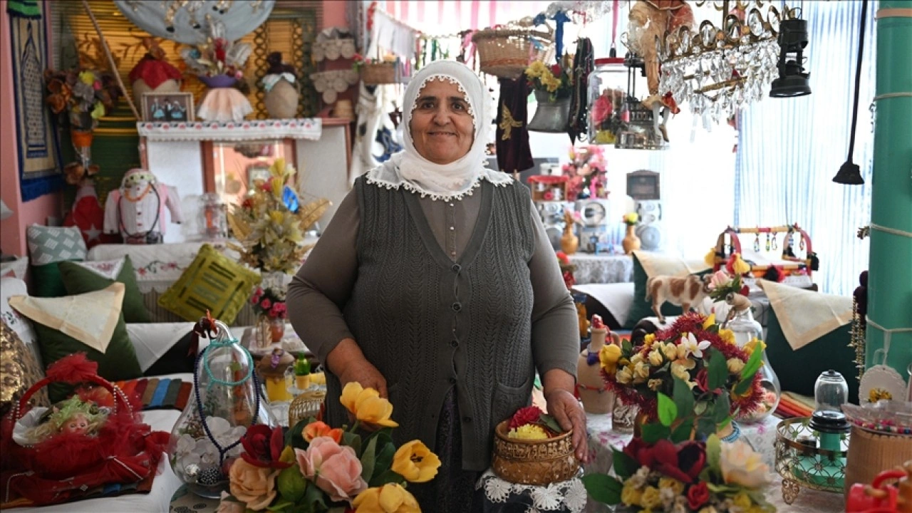 Aile yadigarı eşyalar ve çeyiziyle evini adeta müzeye çevirdi