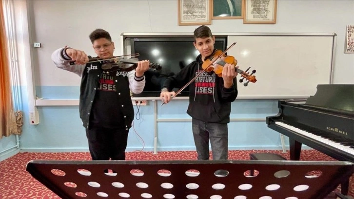 Aileden gelen müzik yeteneklerini okulda eğitimle pekiştiriyorlar