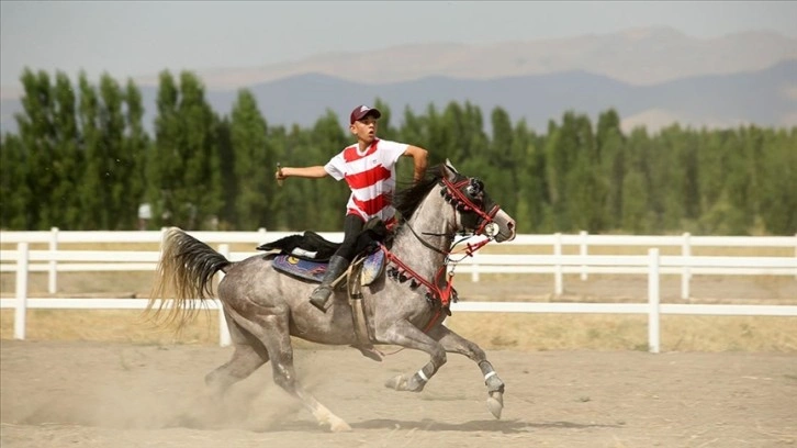 Ailesinden etkilenerek başladığı ata sporunda takımın en genç ciritçisi oldu