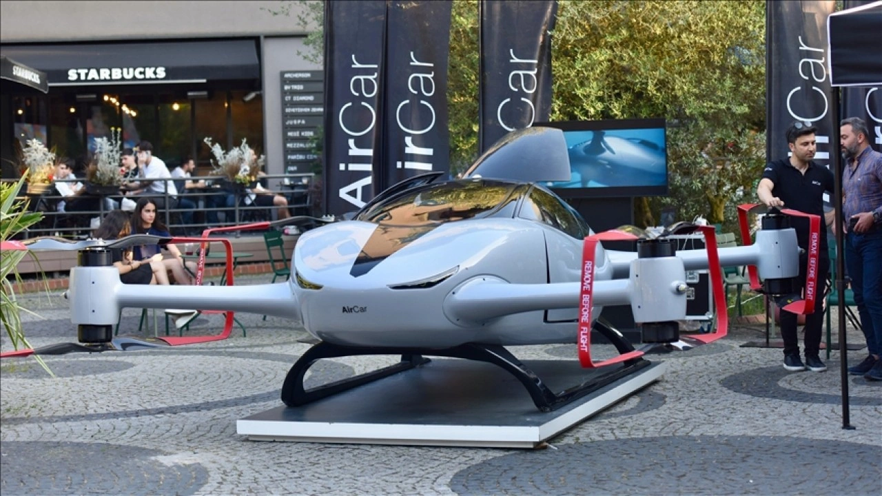AirCar iki kişilik uçan arabayla ilk insanlı uçuş testini başarıyla gerçekleştirdi