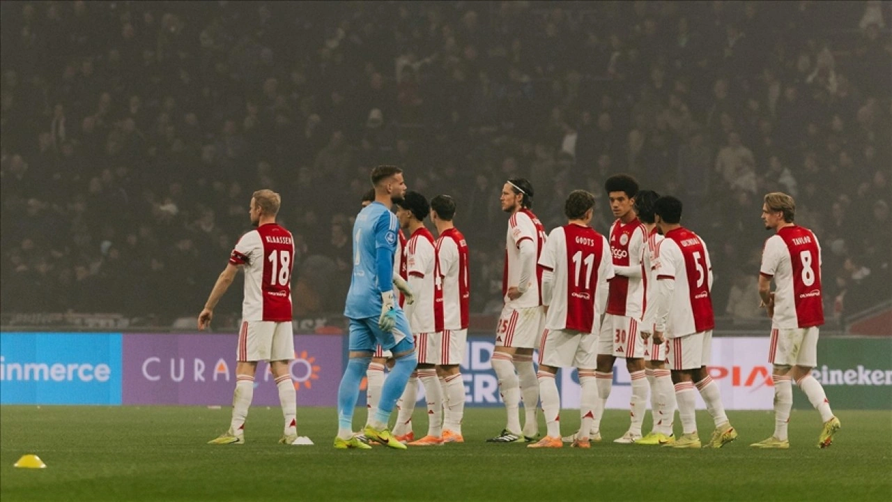 Ajax-Groningen maçı, taraftarın sahaya meşale ve havai fişek atması nedeniyle tatil edildi