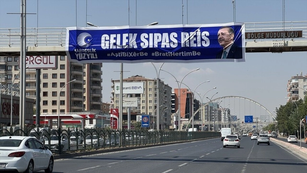 AK Parti Diyarbakır Gen&ccedil;lik Kollarından Cumhurbaşkanı Erdoğan'a pankartla teşekk&uuml;r