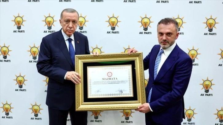 AK Parti Genel Başkanlığına yeniden seçilen Cumhurbaşkanı Erdoğan'a mazbatası takdim edildi