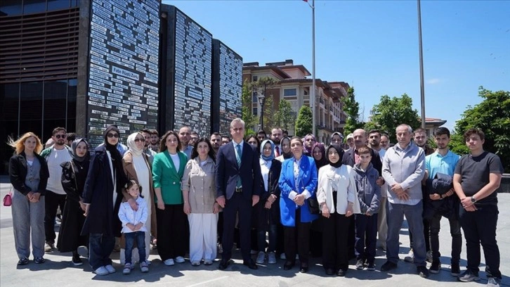 AK Parti İnsan Hakları Başkanı Yalçın, Demokrasi ve Özgürlükler Adası'nı gençlerle ziyaret etti