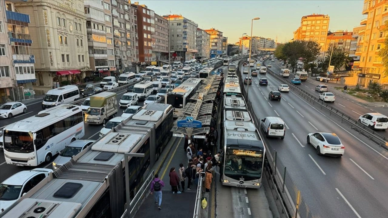 AK Parti, İstanbul'da 30 yaş üstü öğrencilerin indirimli ulaşım hakkını yeniden mahkemeye taşıd