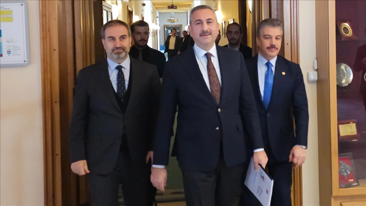 AK Parti, Milli Dayanışma, Kardeşlik ve Demokrasi Komisyonu raporunu TBMM Başkanlığına sundu