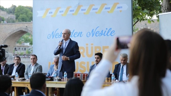 AK Parti'li Kurtulmuş Diyarbakır'da gençlerle buluştu