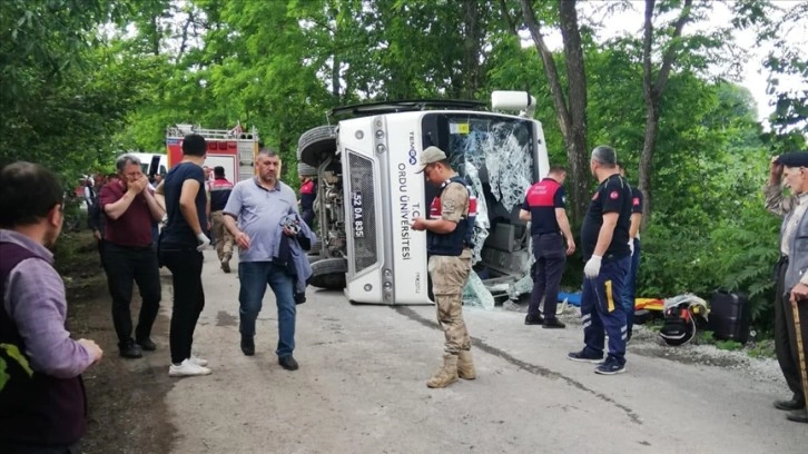 Akademisyenler ve ailelerini taşıyan midibüs devrildi, 1 kişi öldü, 19 kişi yaralandı