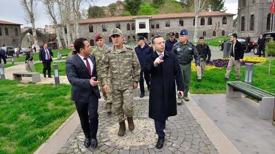 Akar, Diyarbakır ve Batman'daki birlikleri denetledi