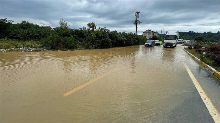 Akçakoca-Ereğli yolu su taşkını nedeniyle ulaşıma kapandı