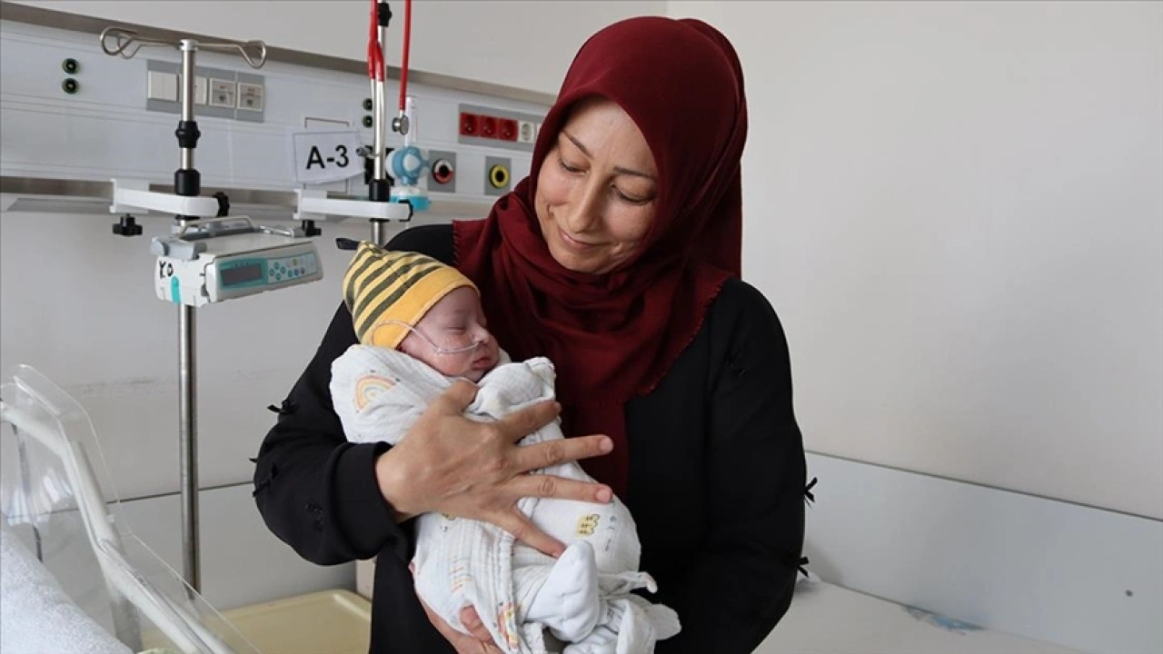 Akciğerlerine fazla kan giden bebek, riskli kalp ameliyatıyla solunum cihazından kurtuldu