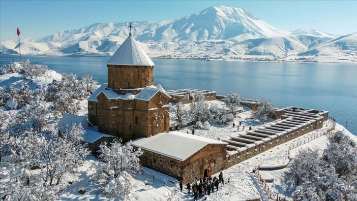 Akdamar Adası beyaz örtüsüyle ziyaretçilerini ağırlıyor