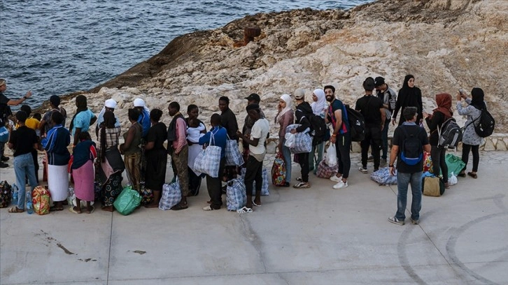 Akdeniz'deki İtalyan adası Lampedusa'ya düzensiz göçmenler gelmeye devam ediyor