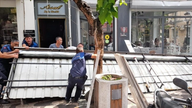 Akhisar'da şiddetli yağış ve fırtına hayatı olumsuz etkiledi