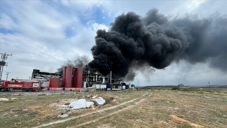 Aksaray'da atık yağ geri dönüşüm fabrikasında çıkan yangın kontrol altına alındı