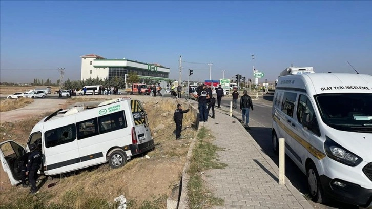 Aksaray'da işçi servisi ile kamyonetin çarpıştığı kazada 2 kişi öldü, 15 kişi yaralandı