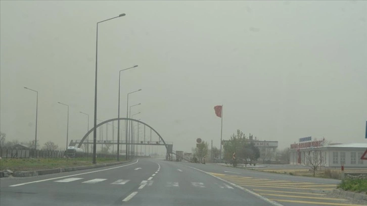 Aksaray'da kum fırtınası trafikte aksamaya neden oldu